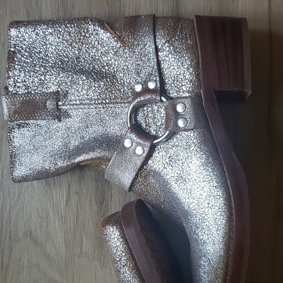 Frye and Co. Rare Distressed Metallic 8R boots. Size 9.5. - Picture 7 of 16